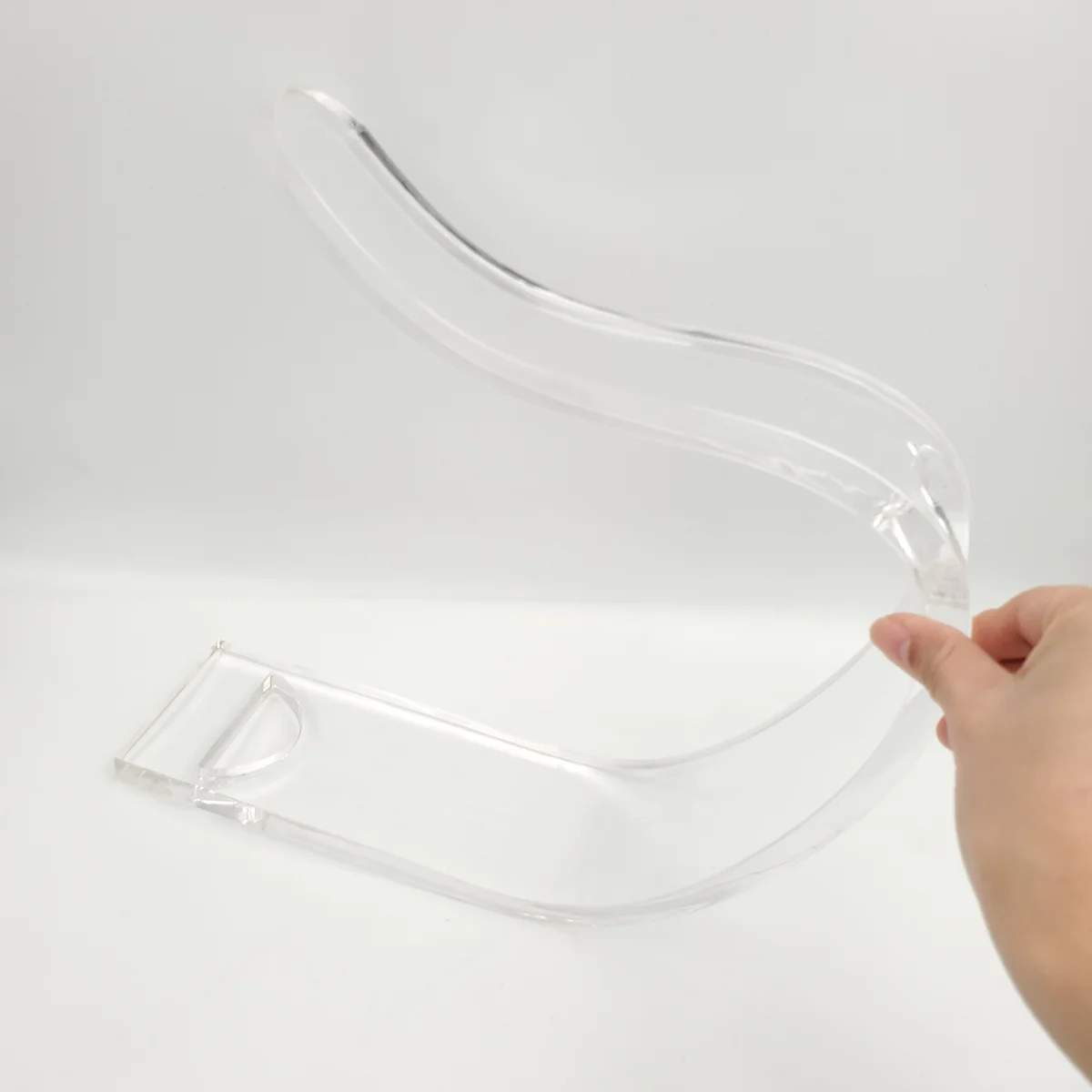 Original archive reference: Clear curved acrylic lash palette with a large open arch and one round glue ring opening