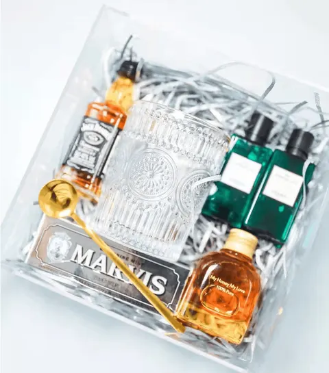 Square acrylic gift box with a separate lid in reference colors